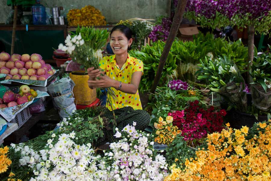 flower seller myanmar1